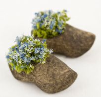 Træsko med blomster i