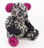 Mønstret bamse med sorte forpoter